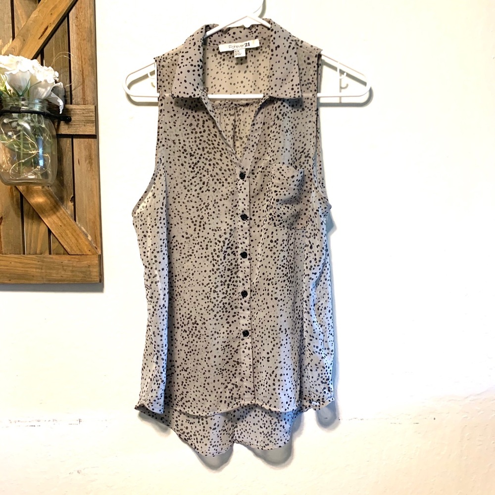 🎄Black and grey spotted button down